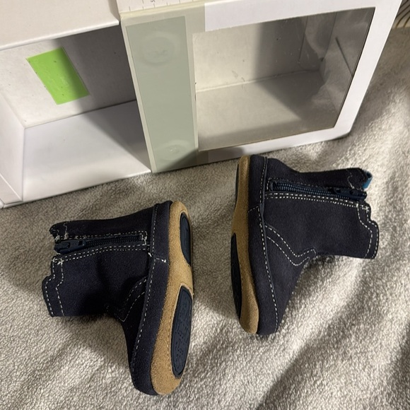 Robeez boots Kids Navy Blue Boots with Chevron Pattern 6-9 months w/ box - Picture 2 of 7